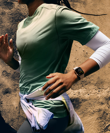 O recurso Workout Buddy envia uma mensagem para uma pessoa correndo que acompanha o treino no Apple Watch SE 3