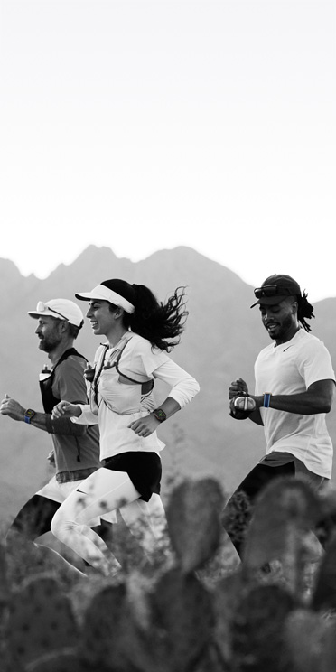 Pessoas correm em uma trilha no deserto e acompanham seus treinos no Apple Watch Ultra 3
