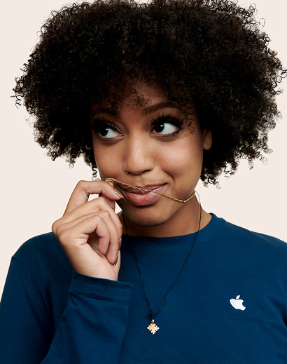 Apple Retail-medewerker met haar hand bij haar mond.