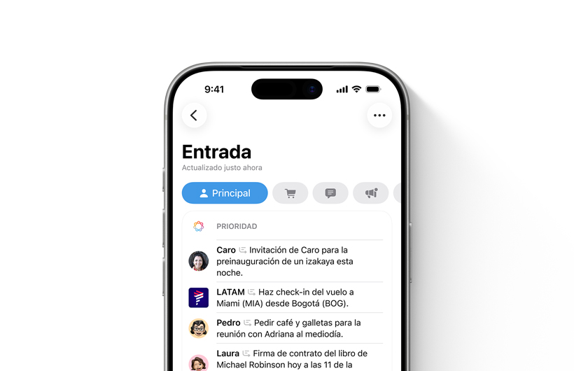 Bandeja de entrada en la app Mail de un iPhone con los mensajes más importantes arriba y resaltados con un color diferente