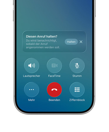 Ein iPhone; die untere Hälfte des Displays zeigt einen aktiven Anruf mit der neuen Option „Warteschleifenassistenz“ und einer Mitteilung mit der Taste „Warten“