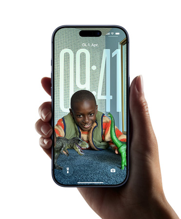 Eine Hand hält ein iPhone mit dem neuen Liquid Glass Design, auf dem sich die Ziffern der Uhr dynamisch an das Bild auf dem Sperrbildschirm anpassen.