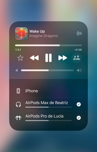 Pantalla de AirPlay en un iPhone que muestra lo fácil que es compartir audio entre dos pares de AirPods.