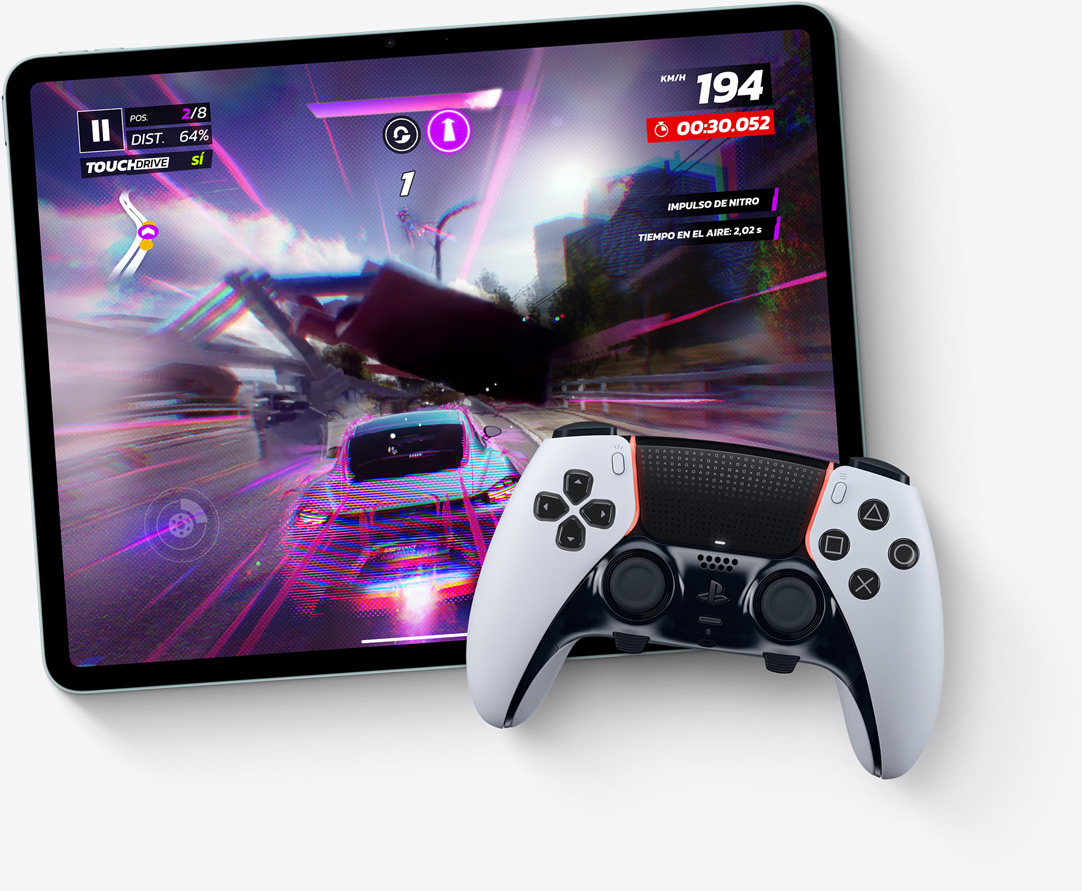Pad Air en horizontal que muestra el juego Asphalt Legends Unite, con un mando de Playstation