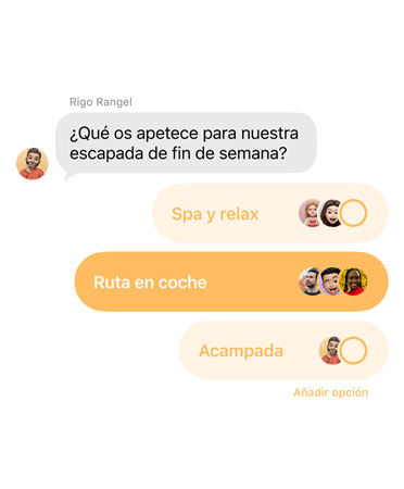 Prestación de encuestas en Mensajes. Las personas de un chat grupal votan qué plan van a hacer el fin de semana.
