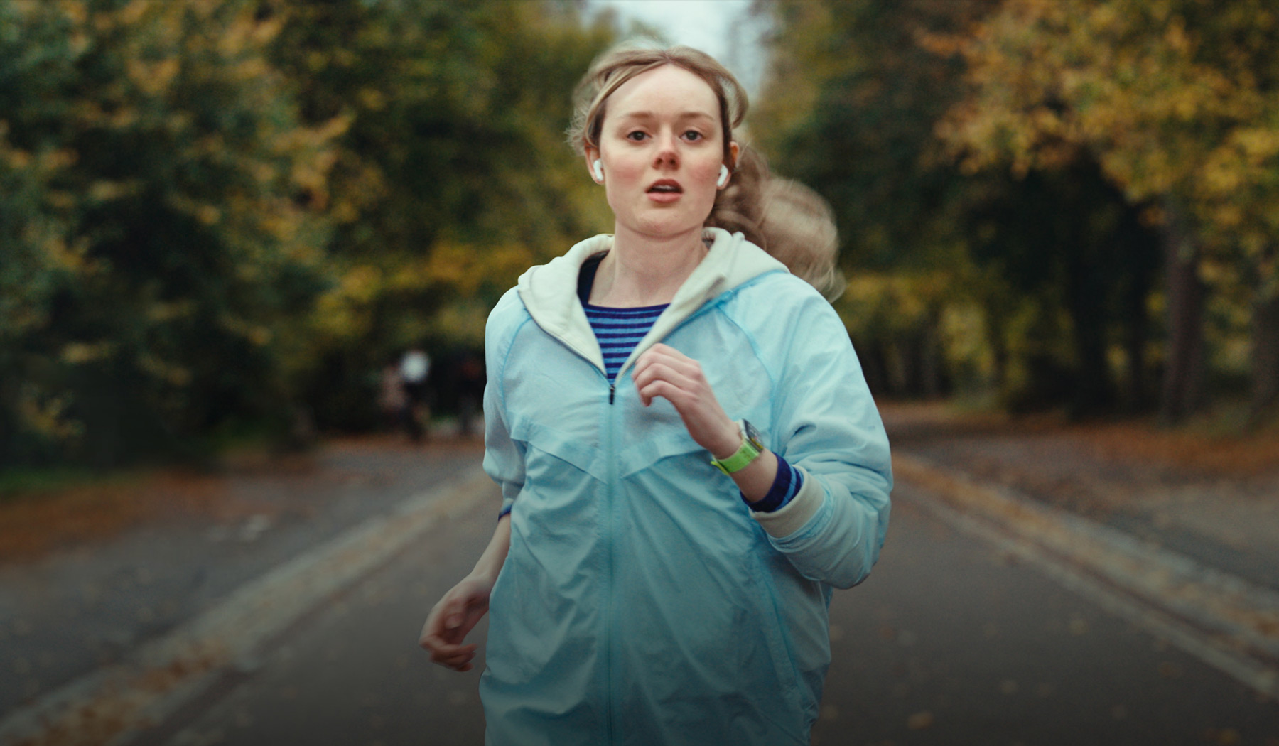 Une personne lit objectif atteint sur l’écran de l’Apple Watch Series 11 pendant une Course en plein air