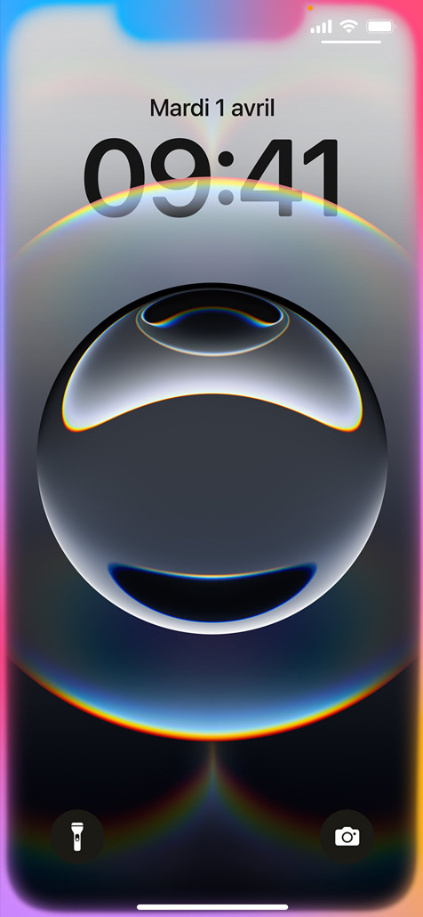 Une main tient un iPhone 16e dont l’écran verrouillé est souligné d’un contour lumineux et coloré.