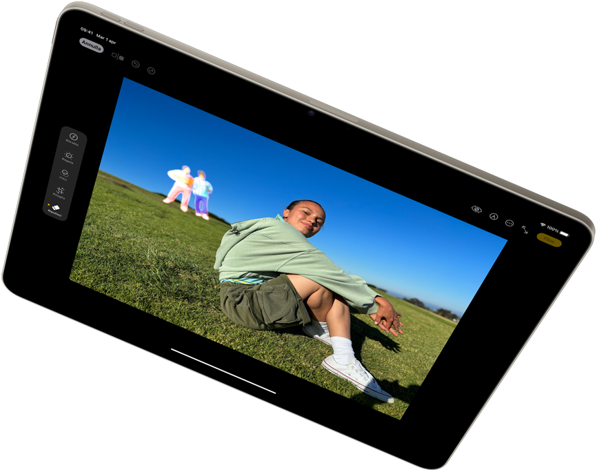 Un iPad Air in orizzontale che mostra lo strumento Ripulisci di Apple Intelligence nell’app Foto