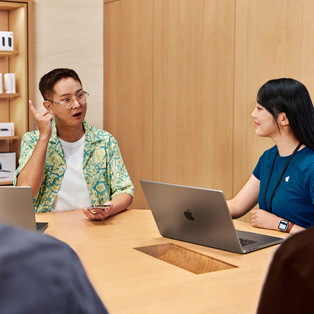Apple Storeで行われているビジネストレーニングの様子の俯瞰画像。