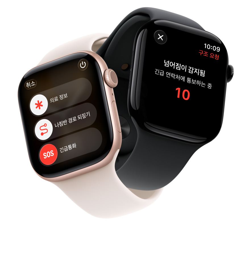 로즈 골드 및 유광 제트 블랙 색상 알루미늄 케이스의  Apple Watch Series 11 기기들이 의료 정보, 나침반 경로 되짚기, 긴급 구조 요청 등의 안전 기능을 보여주는 모습, 라이트 블러시 및 블랙 색상의 스포츠 밴드