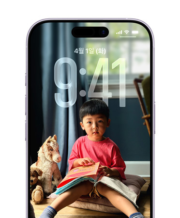 시간이 잠금 화면 사진에 맞춰 표시되어 있는 iPhone 잠금 화면