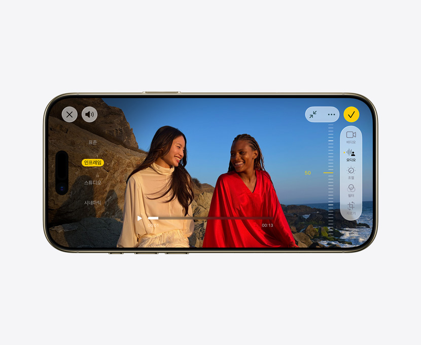 오디오 믹스 기능을 사용해 프로급 동영상을 촬영하는 모습을 보여주는 iPhone Air 앞면