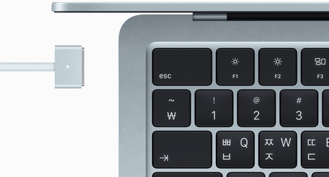 스카이 블루 색상 MacBook Air와 같은 색상의 MagSafe 케이블
