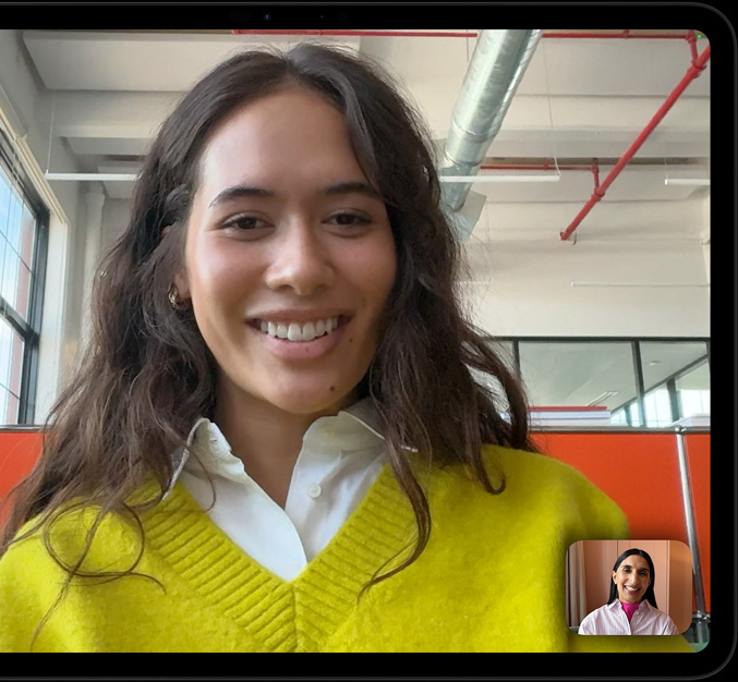 جهاز iPad&nbsp;Pro، الوضع الأفقي، الجزء الأمامي الخارجي، لون أسود فلكي، زوايا مدورة، إطار شاشة أسود، شاشة تُظهر +Apple&nbsp;TV يعرض مشهداً من فيلم Highest&nbsp;2&nbsp;Lowest من أعمال +Apple&nbsp;TV الأصلية مع الفنان ASAP&nbsp;Rocky بدور Yung&nbsp;Felon يغني الراب أمام ميكروفون