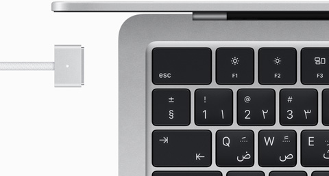 جهاز MacBook&nbsp;Air باللون الفضي مع كابل MagSafe يتطابق لونه مع لون الجهاز
