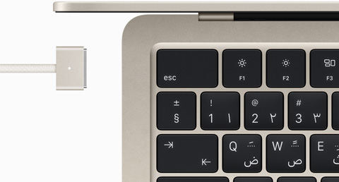 جهاز MacBook&nbsp;Air بلون ضوء النجوم مع كابل MagSafe يتطابق لونه مع لون الجهاز