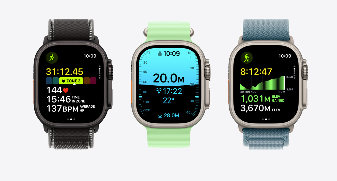三款 Apple Watch Ultra 3 裝置，分別配備原色鈦金屬錶殼和黑色鈦金屬錶殼，並配搭黑色配木炭色越野手環、霓虹綠色海洋錶帶和錨鐵藍色登峰手環；螢幕分別顯示三種體能訓練 app 畫面：跑步、水肺潛水和遠足