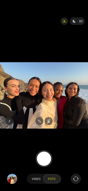 Parte frontal de un iPhone Air que muestra una selfie grupal con la funcionalidad Encuadre Centrado para fotos