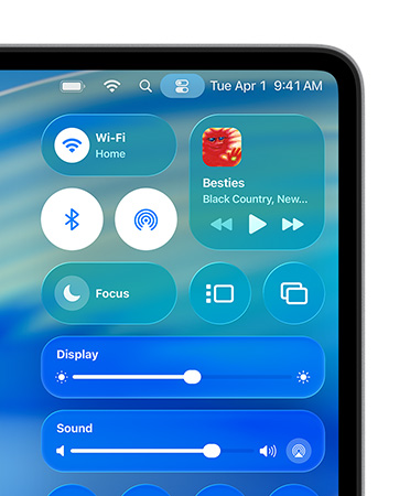 ด้านขวาของหน้าจอ Mac แสดงตัวควบคุมแบบกําหนดเองแบบ Liquid Glass เช่น Wi-Fi และ Bluetooth ในศูนย์ควบคุม