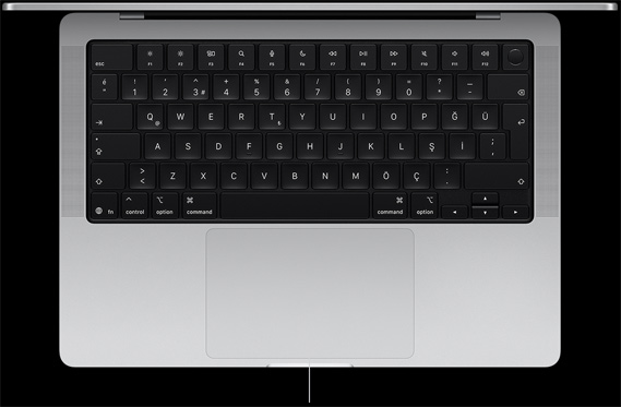 Klavyenin altında bulunan Force Touch trackpad’i gösteren açık haldeki bir 14 inç MacBook Pro’nun üstten görünümü