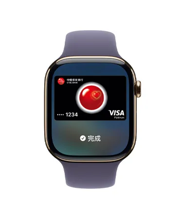 Apple Watch Series 11，展示金色鈦金屬錶殼，搭配霧紫色運動型錶帶，螢幕顯示使用的信用卡，機身右側展示數位錶冠