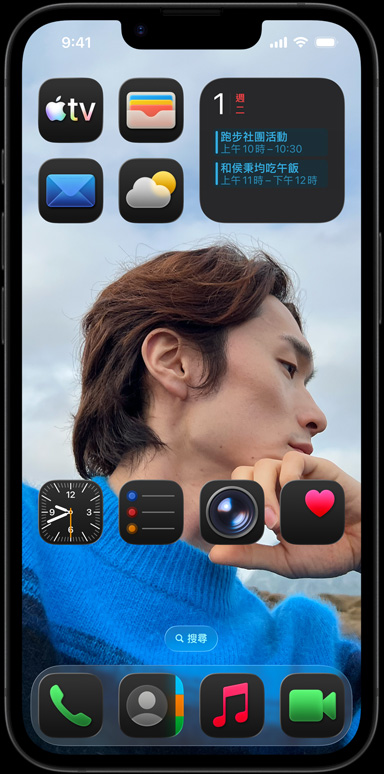 iPhone 16e 周圍環繞著 Apple 郵件、WhatsApp、Safari、Apple 地圖、Apple Music、照片、備忘錄和家庭等 app。