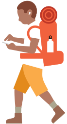 Una persona con un apparecchio acustico mentre cammina con uno zaino da trekking sulle spalle guardando l’iPhone che tiene in mano