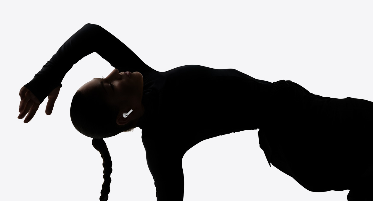 AirPods Pro 3 i øret på en danser, der nyder en håndfri lytteoplevelse