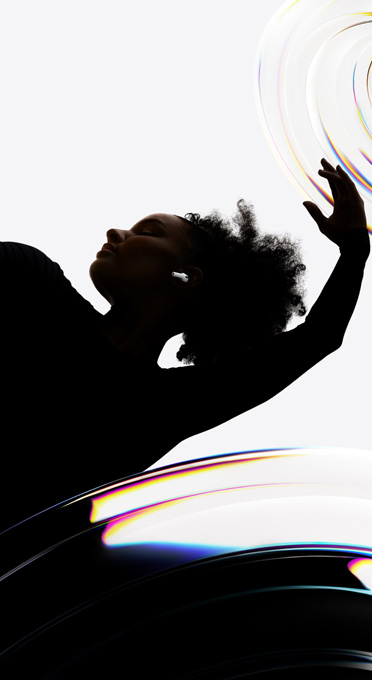 Un écouteur d’AirPods Pro 3 inséré dans l’oreille d’une personne qui danse et profite d’une écoute mains libres