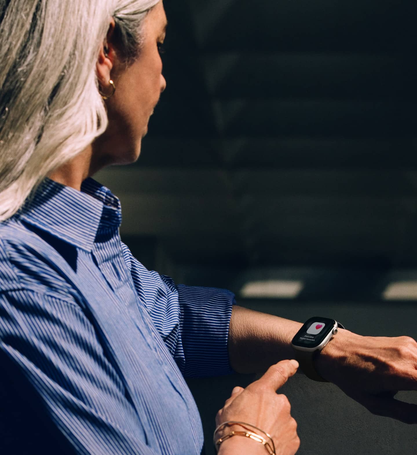 Henkilö lukee kohonneen verenpaineen ilmoituksen Apple Watch Series 11:stä