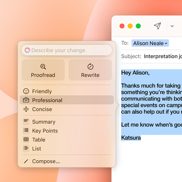 En arbejdsmail med et Apple Intelligence-forslag.