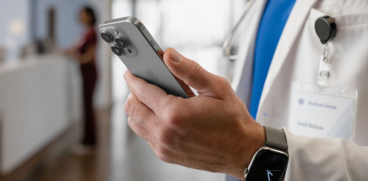 Een iPhone in de handen van een arts.