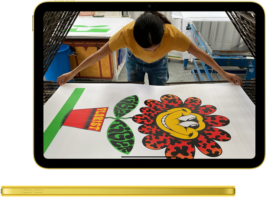 Fotók az iPaden, alatta egy sárga iPad és a hozzá illő Smart Folio oldalnézete