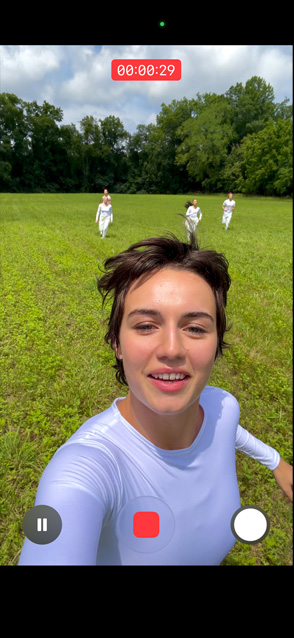 iPhone 17 Pro ekrāns, kurā redzama ultrastabilizēta video funkcija videoklipā ar personu, kas dejo vējā