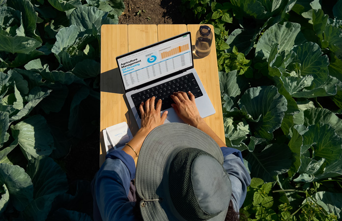 Osoba vani upotrebljava Macbook Pro s opcionalno dostupnim zaslonom s nanoteksturom, demonstrirajući smanjenje odbljeska