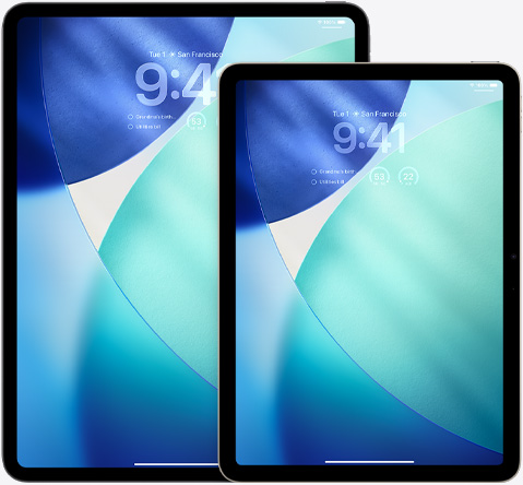 iPad dan iPad Air, berdampingan, iPad Air di depan tumpang tindih dengan iPad, orientasi potret, Layar Terkunci menunjukkan waktu dalam Liquid Glass tembus cahaya