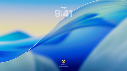 Trzy stojące w rzędzie modele komputerów Mac skierowane do przodu, po lewej stronie 16-calowy MacBook Pro w kolorze srebrnym. Na jego ekranie aplikacja Telefon wyświetlająca ostatnie kontakty. Pośrodku 24-calowy iMac w kolorze niebieskim. Na jego ekranie porusza się fala z tapety macOS Tahoe. Po prawej stronie 13-calowy MacBook Air w kolorze ciemnogranatowym. Na jego ekranie okno wyszukiwania Spotlight i różne widżety, takie jak Kalendarz, Zegar i Pogoda