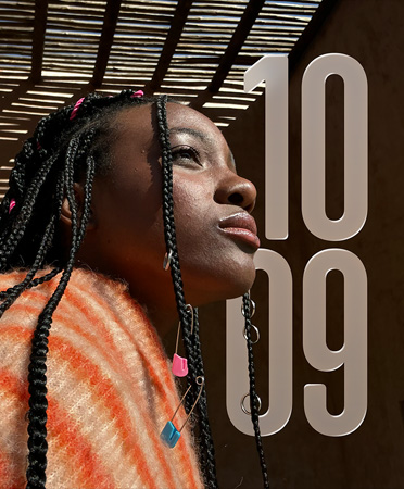 Zdjęcie osoby po lewej stronie i półprzezroczysty zegar cyfrowy w orientacji pionowej po prawej, elegancko ukryty za postacią widoczną na tarczy aplikacji Zdjęcia