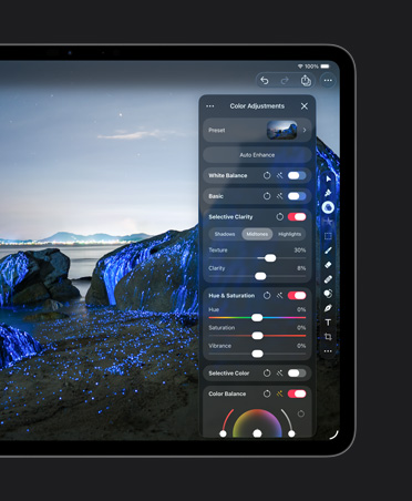 หน้าจอ iPad Pro รุ่น 13 นิ้ว, ภาพถ่ายก้อนหินบนชายหาดที่มีแสงเรืองๆ สีฟ้า, เครื่องมือปรับสี