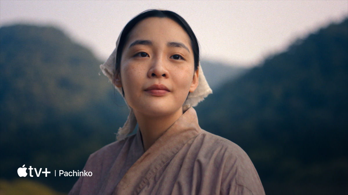 Telewizor z płaskim ekranem pokazujący wideo z wszystkimi usługami Apple dostępnymi w Apple TV+