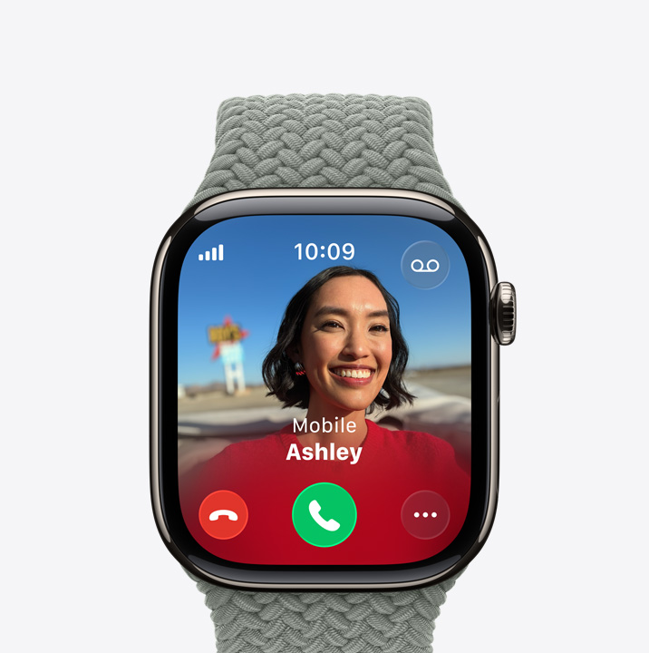 Apple Watch Series 11, kast van titanium, kleur naturel, binnenkomend gesprek, contactfoto, knoppen om telefoontjes aan te nemen of te weigeren, rechterkant, Digital Crown, gevlochten solobandje, kleur bosgroen